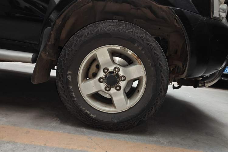 Used Nissan Paladin 2013 2.4L Four-Wheel Drive Standard Version China IV Standard Right Front Wheel Hub
