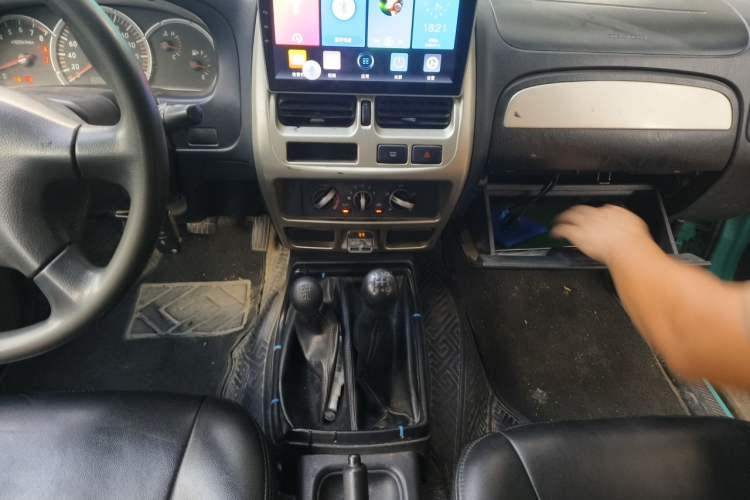 Used Nissan Paladin 2013 2.4L Four-Wheel Drive Standard Version China IV Standard Audio And AC Panel