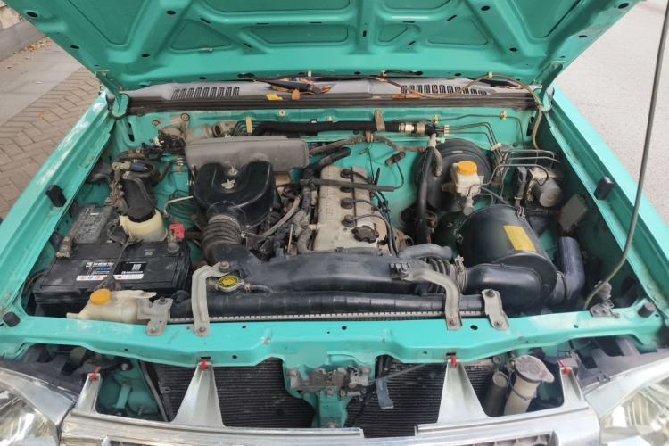 Used Nissan Paladin 2013 2.4L Four-Wheel Drive Standard Version China IV Standard Engine Bay
