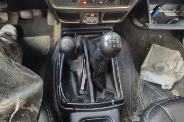 Used Nissan Paladin 2013 2.4L Four-Wheel Drive Standard Version China IV Standard Gear Lever