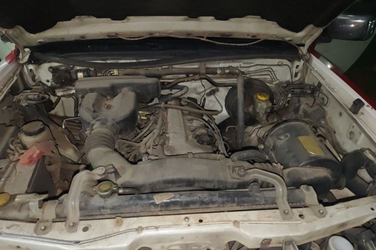 Used Nissan Paladin 2013 2.4L Two-Wheel Drive Standard Version China V Standard Engine Bay