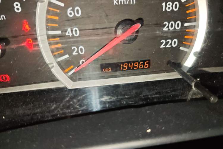 Used Nissan Paladin 2013 2.4L Two-Wheel Drive Standard Version China V Standard Odometer Close Up