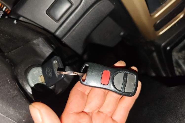 Used Nissan Paladin 2013 2.4L Two-Wheel Drive Standard Version China V Standard Vehicle Key