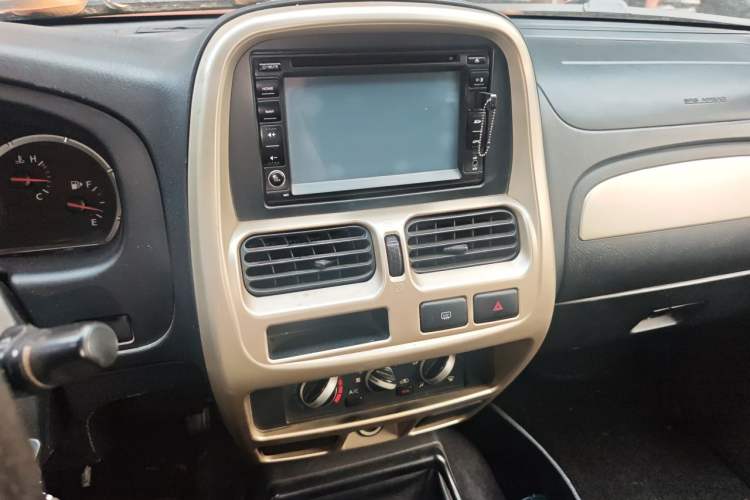 Used Nissan Paladin 2013 2.4L Two-Wheel Drive Standard Version China IV Standard Audio And AC Panel