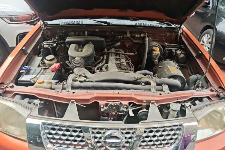 Used Nissan Paladin 2013 2.4L Two-Wheel Drive Standard Version China IV Standard Engine Bay