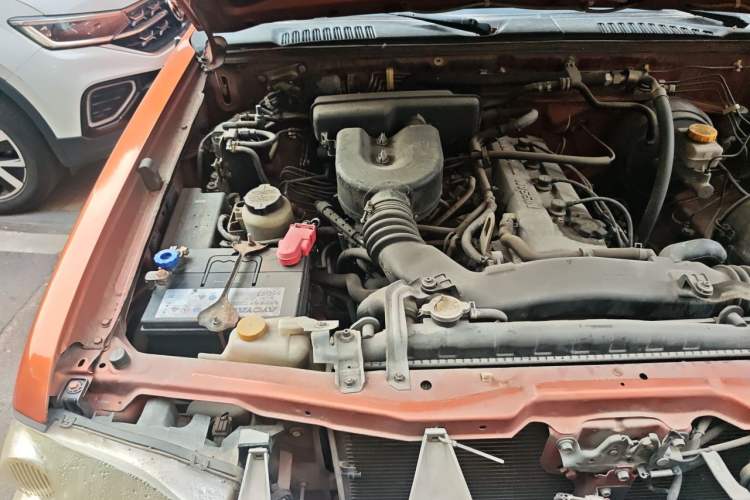 Used Nissan Paladin 2013 2.4L Two-Wheel Drive Standard Version China IV Standard Engine Bay Right