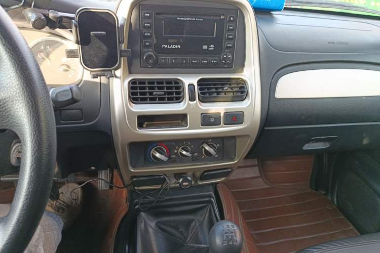 Used Nissan Paladin 2013 2.4L Two-Wheel Drive Standard Edition Emission Standard China IV Audio And AC Panel