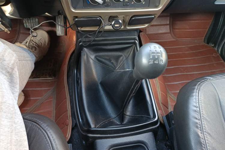 Used Nissan Paladin 2013 2.4L Two-Wheel Drive Standard Edition Emission Standard China IV Gear Lever