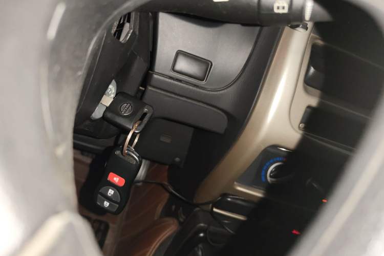 Used Nissan Paladin 2013 2.4L Two-Wheel Drive Standard Edition Emission Standard China IV Vehicle Key