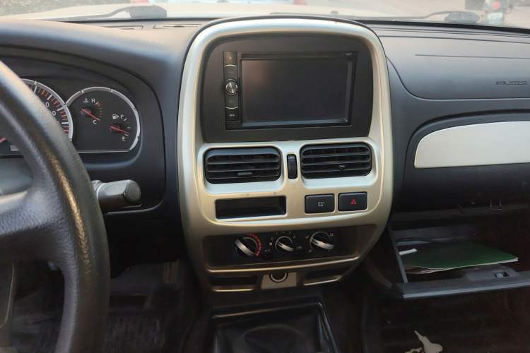 Used Nissan Paladin 2013 2.4L Two-Wheel Drive Standard Version China IV Standard Audio And AC Panel