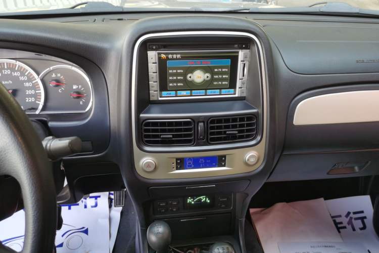 Used Nissan Paladin 2013 2.4L 4x4 Luxury Version China V Standard Audio And AC Panel