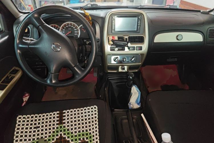 Used Nissan Paladin 2013 2.4L Two-Wheel Drive Standard Version China IV Standard Center Console