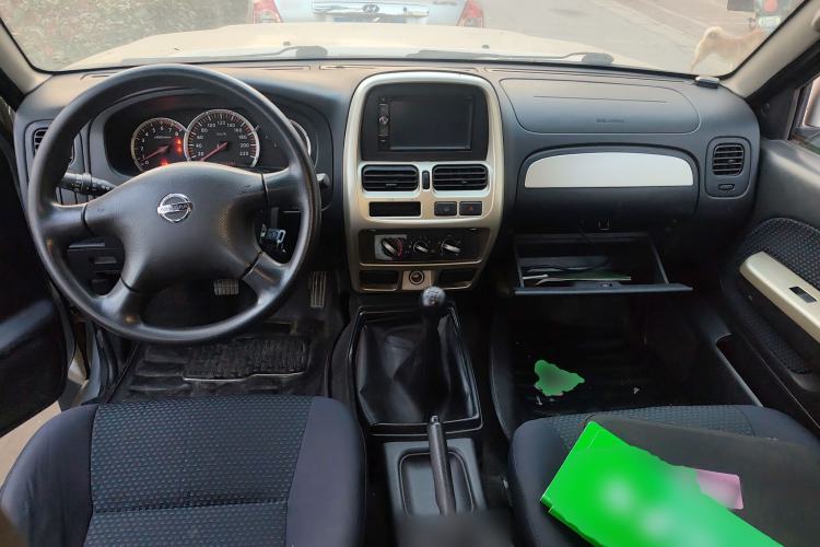 Used Nissan Paladin 2013 2.4L Two-Wheel Drive Standard Version China IV Standard Center Console