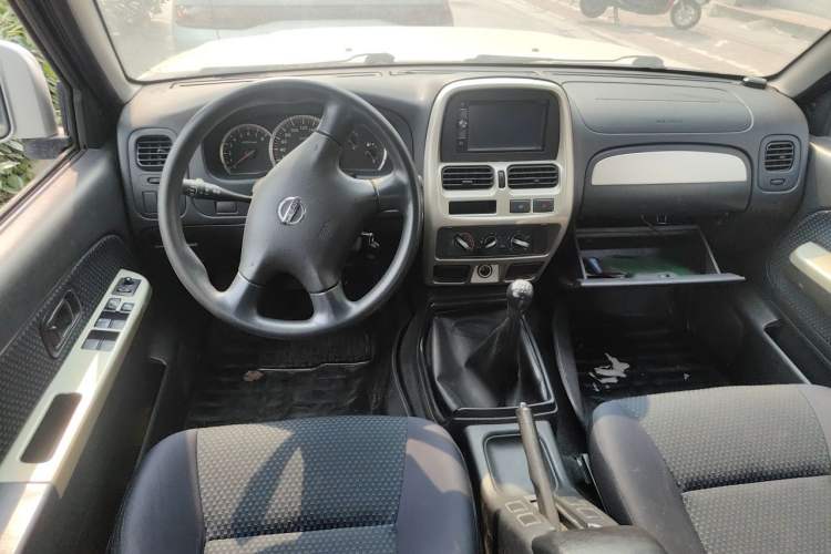 Used Nissan Paladin 2013 2.4L Two-Wheel Drive Standard Version China IV Standard Center Console