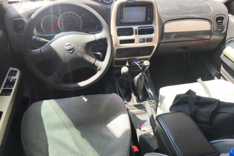 Used Nissan Paladin 2013 2.4L 4x4 Standard Version China V Standard Center Console