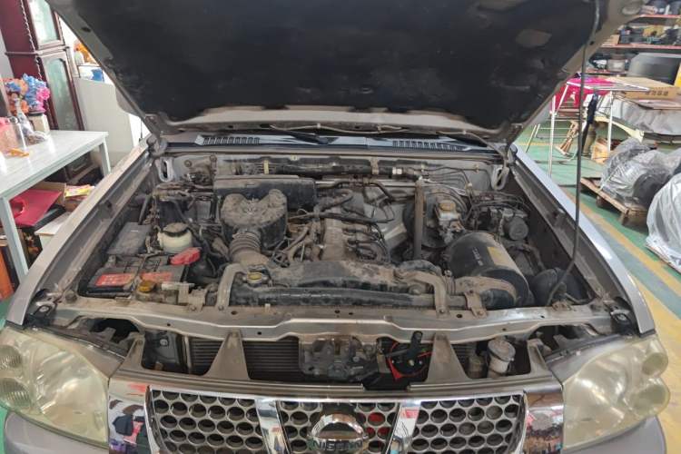 Used Nissan Paladin 2013 2.4L Two-Wheel Drive Standard Version China IV Standard Engine Bay