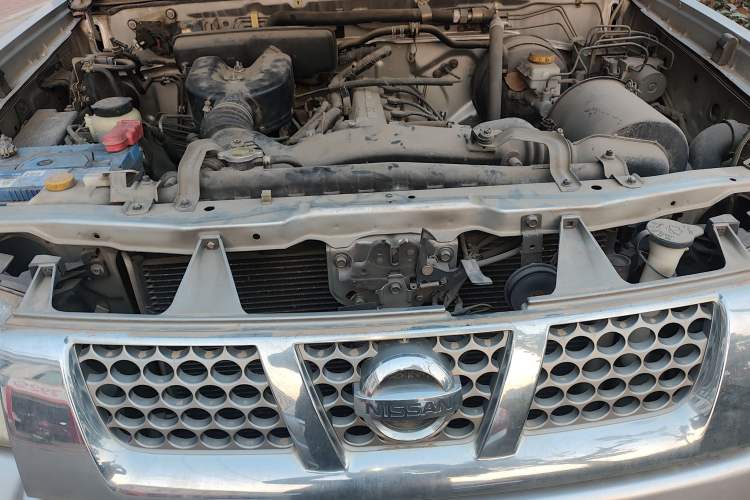 Used Nissan Paladin 2013 2.4L Two-Wheel Drive Standard Version China IV Standard Engine Bay