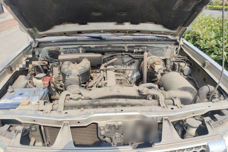 Used Nissan Paladin 2013 2.4L Two-Wheel Drive Standard Version China IV Standard Engine Bay