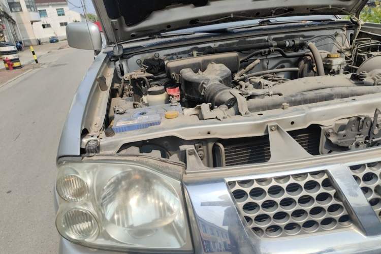 Used Nissan Paladin 2013 2.4L Two-Wheel Drive Standard Version China IV Standard Engine Bay Right