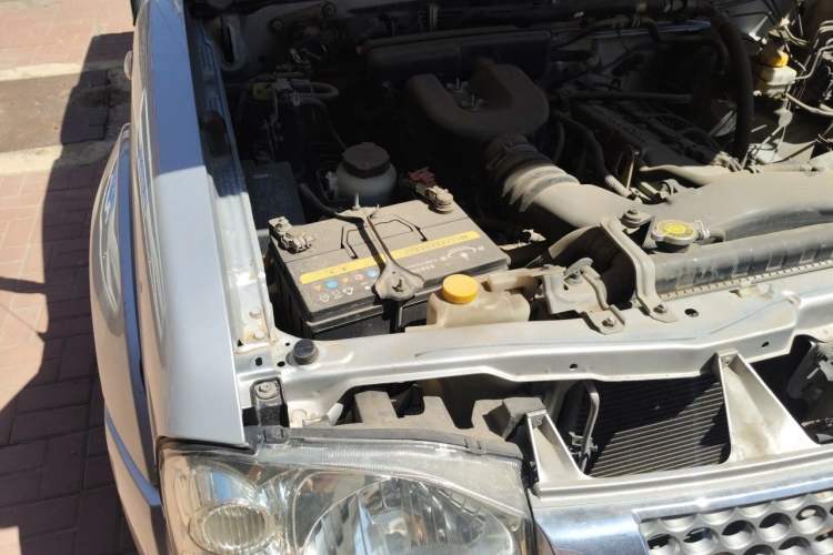 Used Nissan Paladin 2013 2.4L 4x4 Standard Version China V Standard Engine Bay Right