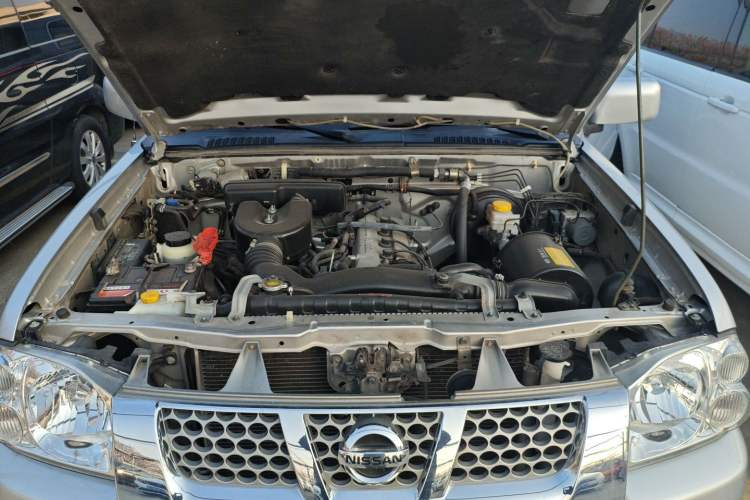 Used Nissan Paladin 2013 2.4L Two-Wheel Drive Standard Version China V Standard Engine Bay