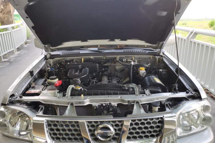 Used Nissan Paladin 2013 2.4L 4x4 Luxury Version China V Standard Engine Bay
