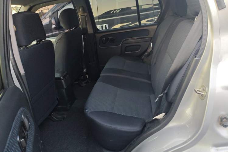 Used Nissan Paladin 2013 2.4L Two-Wheel Drive Standard Version China V Standard Left Rear Seat