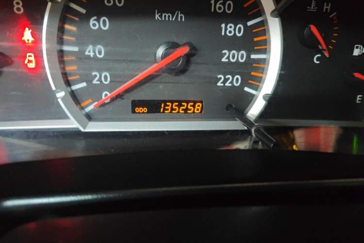Used Nissan Paladin 2013 2.4L Two-Wheel Drive Standard Version China IV Standard Odometer Close Up