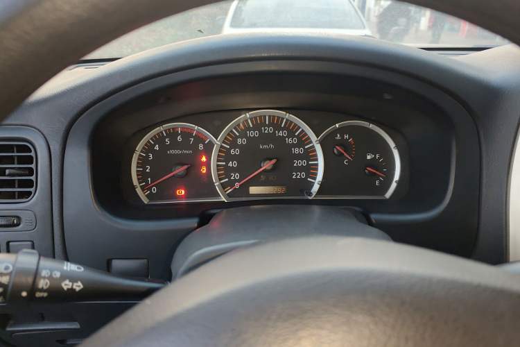 Used Nissan Paladin 2013 2.4L Two-Wheel Drive Standard Version China IV Standard Odometer Close Up