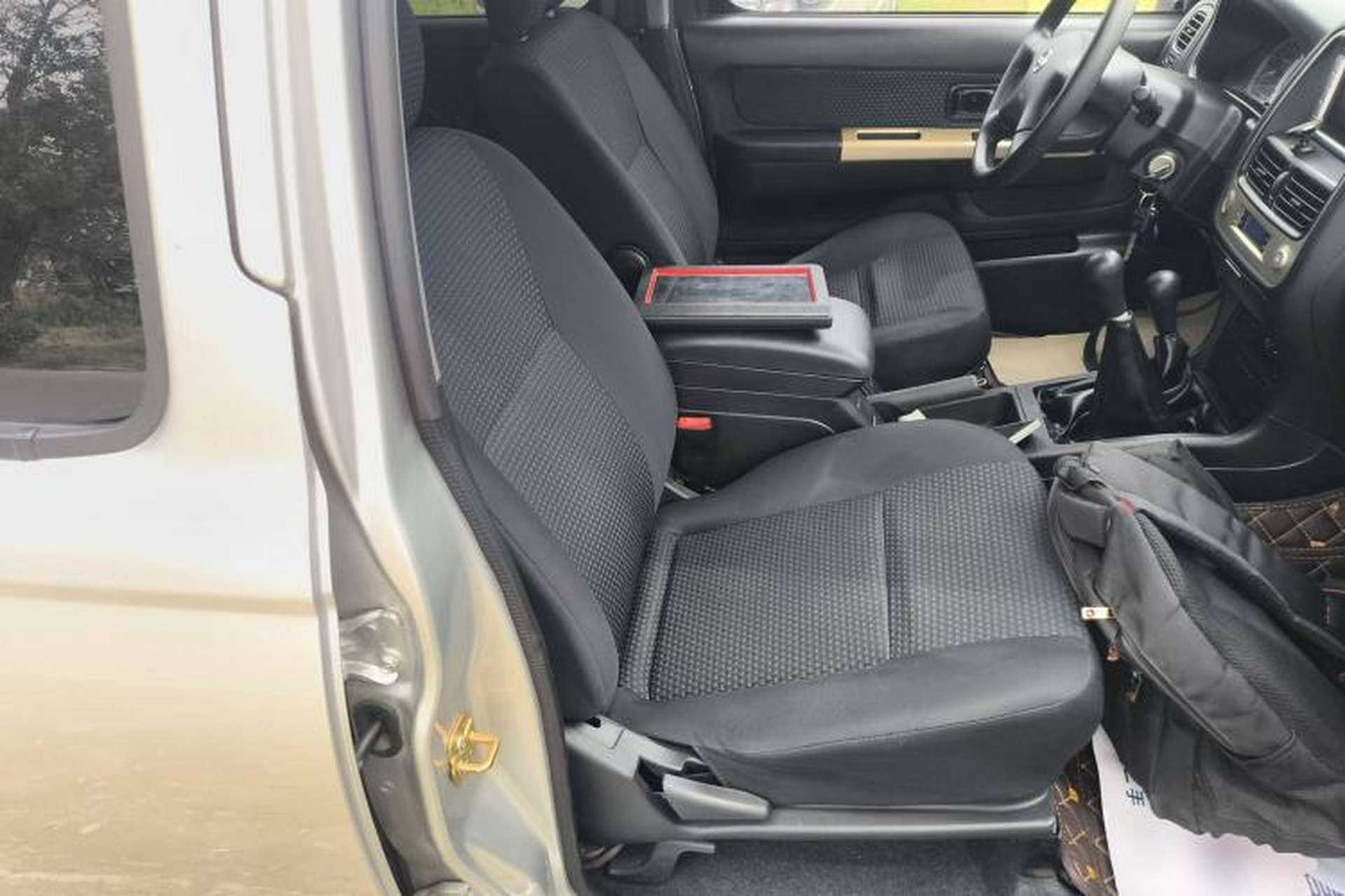 Used Nissan Paladin 2013 2.4L 4x4 Luxury Version China V Standard Right Front Seat