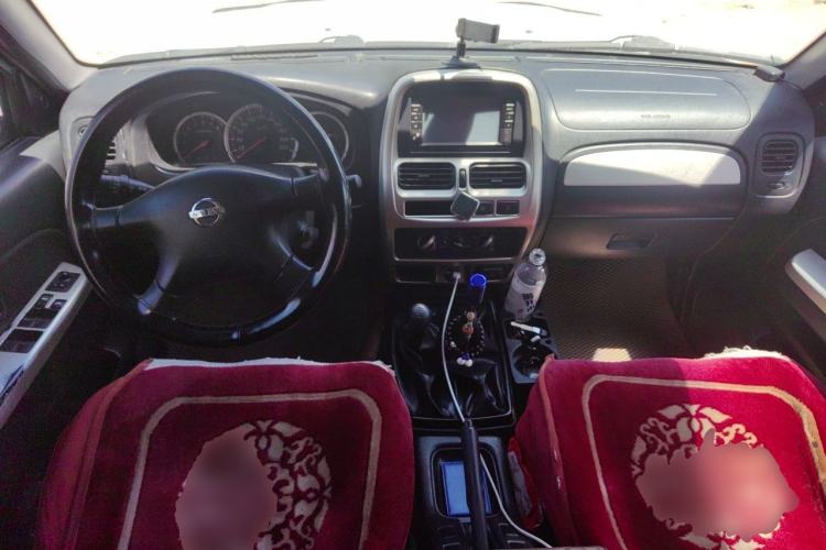 Used Nissan Paladin 2013 2.4L Two-Wheel Drive Standard Version China IV Standard Center Console