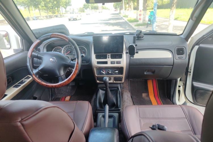 Used Nissan Paladin 2013 2.4L Two-Wheel Drive Standard Version China IV Standard Center Console