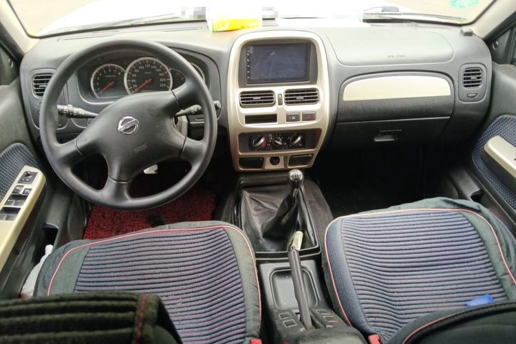 Used Nissan Paladin 2013 2.4L Two-Wheel Drive Standard Version China IV Standard Center Console
