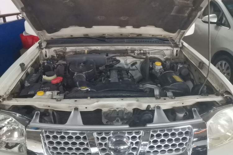 Used Nissan Paladin 2013 2.4L Two-Wheel Drive Standard Version China IV Standard Engine Bay