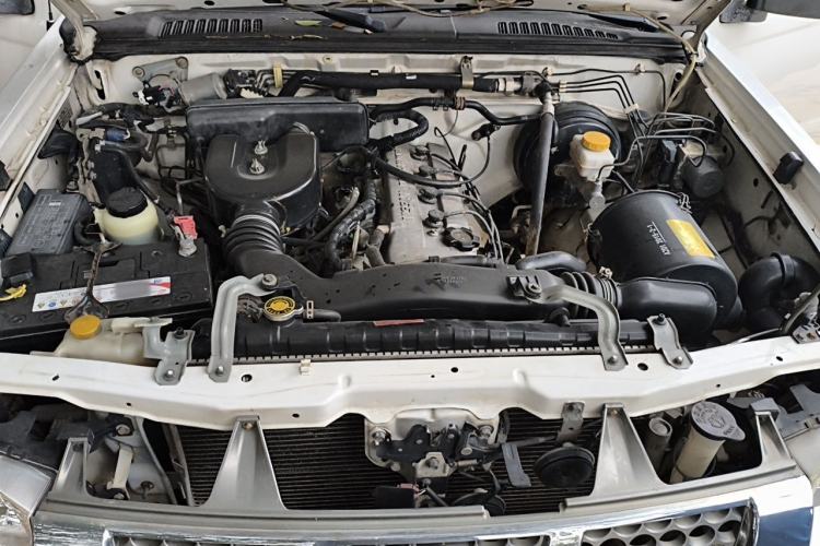 Used Nissan Paladin 2013 2.4L 4x4 Standard Version China V Standard Engine Bay