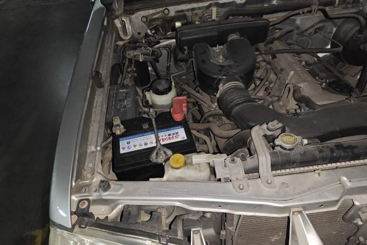 Used Nissan Paladin 2013 2.4L Two-Wheel Drive Standard Version China V Standard Engine Bay Right