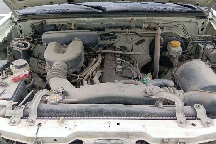 Used Nissan Paladin 2013 2.4L Two-Wheel Drive Standard Version China IV Standard Engine Bay