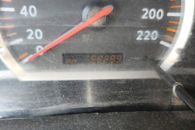 Used Nissan Paladin 2013 2.4L Two-Wheel Drive Standard Version China IV Standard Odometer Close Up