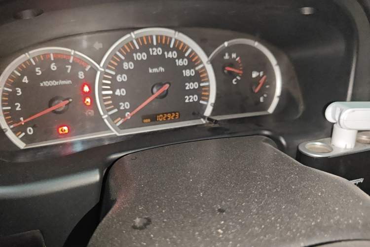 Used Nissan Paladin 2013 2.4L Two-Wheel Drive Standard Version China V Standard Odometer Close Up
