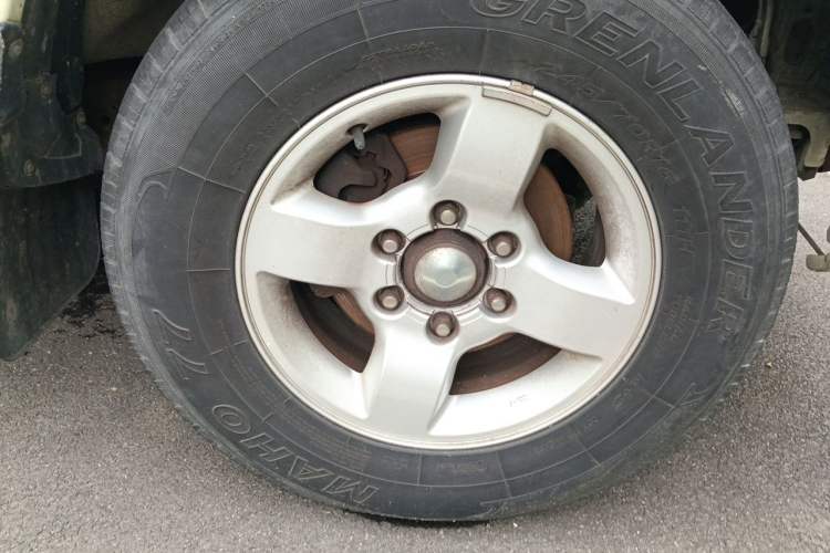 Used Nissan Paladin 2013 2.4L Two-Wheel Drive Standard Version China IV Standard Right Front Wheel Hub