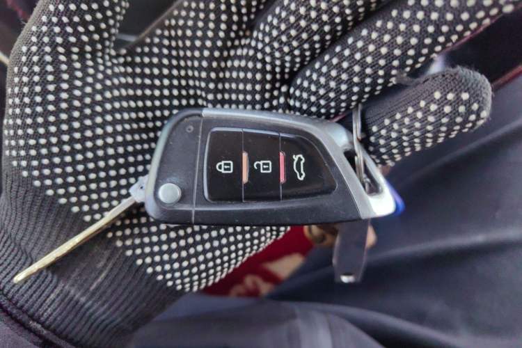 Used Nissan Paladin 2013 2.4L Two-Wheel Drive Standard Version China IV Standard Vehicle Key
