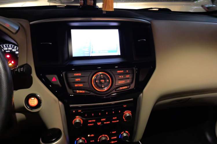 Used Nissan Pathfinder  Audio And AC Panel