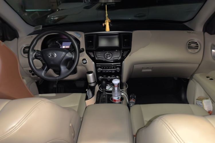 Used Nissan Pathfinder  Center Console