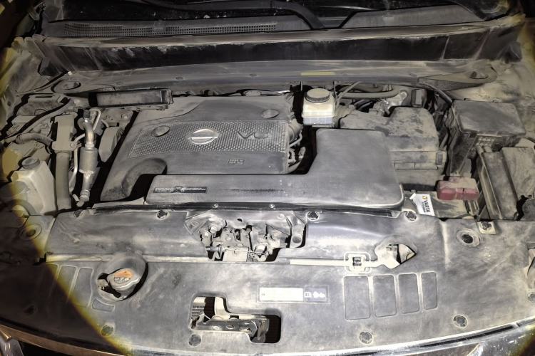Used Nissan Pathfinder  Engine Bay