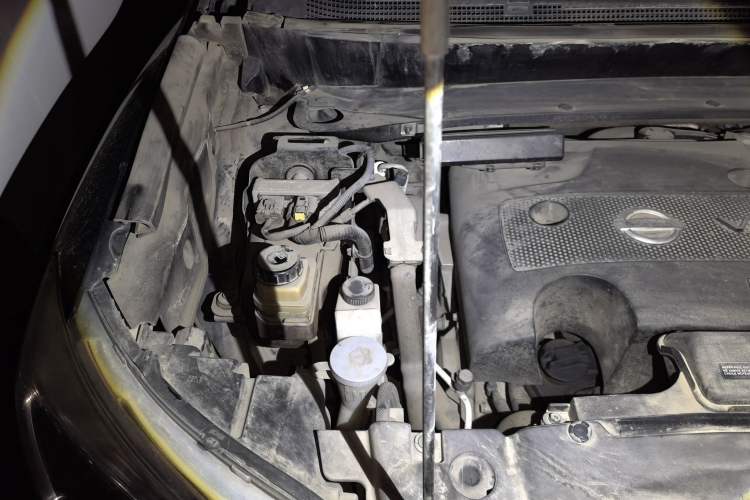 Used Nissan Pathfinder  Engine Bay Right