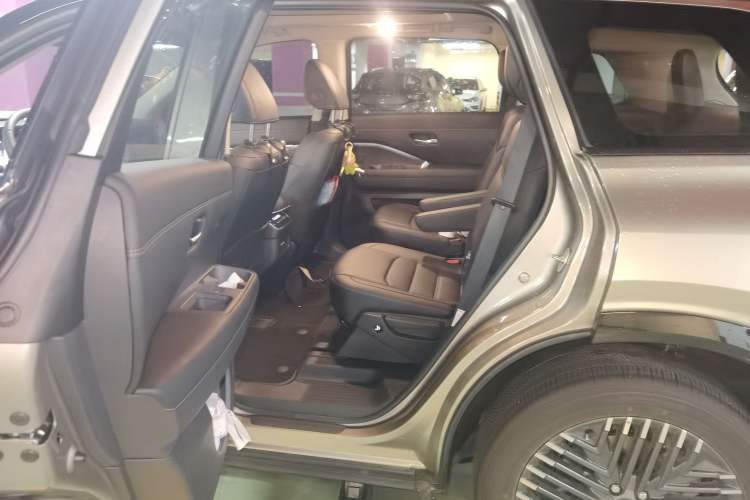 Used Nissan Pathfinder 2024 380 VC-TURBO Four-Wheel Drive Intelligent Driving Version 6 Seats Left Rear Seat