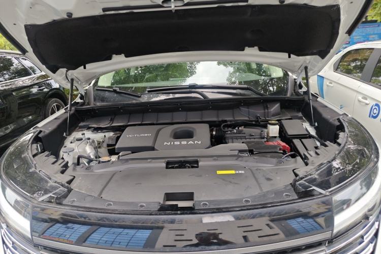 Used Nissan Pathfinder  Engine Bay