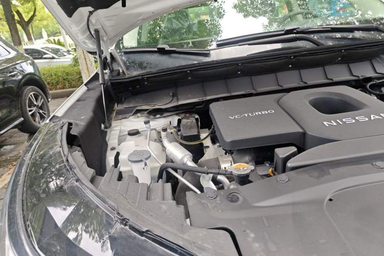 Used Nissan Pathfinder  Engine Bay Right