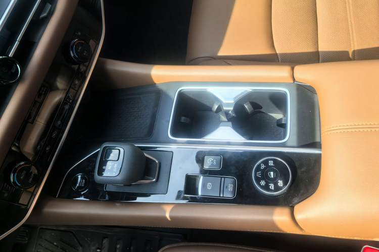 Used Nissan Pathfinder 2024 380 VC-TURBO Four-Wheel Drive Intelligent Driving Version 6 Seats Gear Lever