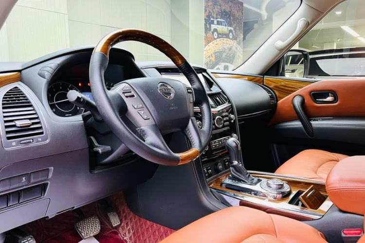 Used Nissan Patrol  Interior 8